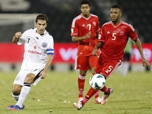 مهاجم السد راؤول غونزاليس يمرر الكرة وسط متابعة لمدافع العربي مجدي صديق رويترز
