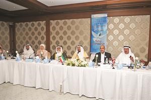 دعبدالله المعتوق يتوسط المشاركين في ورشة العمل الثانية