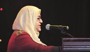مديرة ادارة المسرح كاملة العياد اثناء القاء كلمة الوفود المشاركة﻿