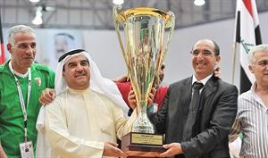 محمد الكندري يسلم كاس البطولة لرئيس وفد الجزائر﻿