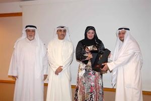 عبدالله التويجري وداحمد الحربي يكرمان الزميلة حنان عبدالمعبود
