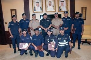 الفريق سليمان الفهد واللواءان محمود الدوسري وابراهيم الطراح يتوسطون المكرمين من امن الجهراء﻿