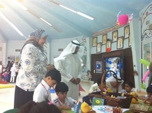 د نايف الحجرف خلال جولته على احدى مدارس رياض الاطفال صباح امس﻿