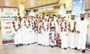 عدد من الشباب الحافظين للقران لدى عودتهم من رحلة اهل الذكر
