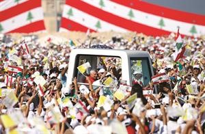 الحشود اللبنانية والعربية تحيي البابا لحظة وصوله الى وسط بيروت امس محمود الطويل