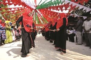 نساء المالديف في رقصة جماعية﻿