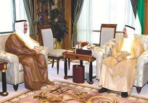 صاحب السمو الامير الشيخ صباح الاحمد مستقبلا الشيخ احمد الحمود﻿