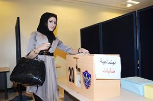 طالبة تدلي بصوتها﻿