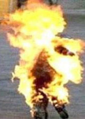 هندي يشعل النار في نفسه احتجاجا على زيارة رئيس سريلانكا
