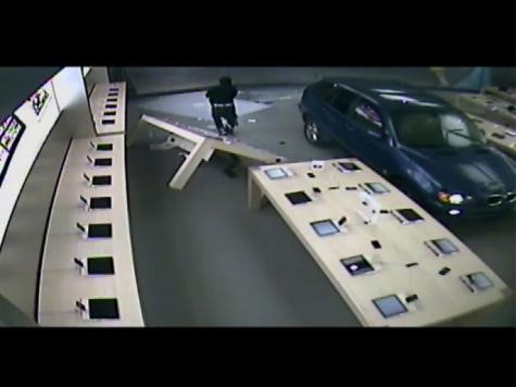 صورة من فيديو كاميرا المراقبة داخل المتجر نشرت على يوتيوب تبين عملية الاقتحام
