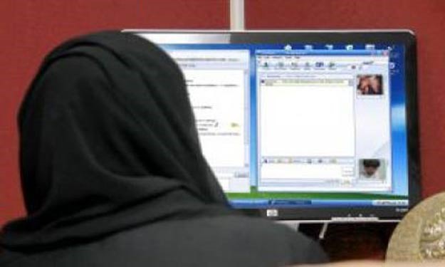 عالم دين سعودي: يجوز للنساء دخول الإنترنت بلا محرم 