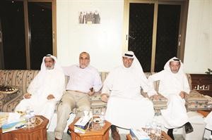 عبداللطيف المذن ومدير عام الجمعية يتوسطان بعض الحضور في حفل التكريم