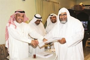 احد الائمة يتسلم تكريمه من منصور التنيب
