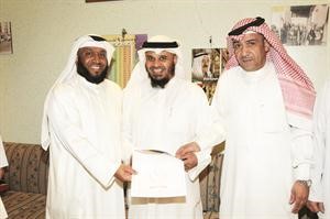 منصور التنيب ومحمد الهبيش يكرمان الشيخ خالد الراشد