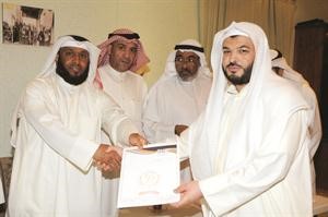 تكريم امام احد مساجد المنطقة
