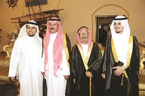 بجاد الدوسري مع ابنيه شافي وفهد وحفيده مخالد
