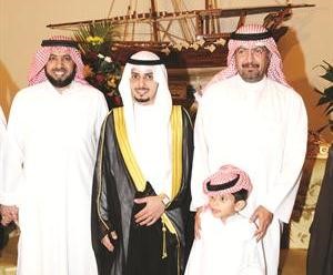 الزميل طلال المحطب وعبدالعزيز الهاجري يباركان
