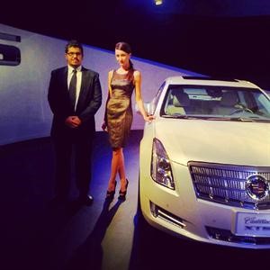الزميل عبدالله البالول بجوار سيارة كاديلاك XTS 2013 خلال حفل الاعلان عنها