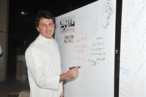 علي ششتري يدون على الجدارية﻿