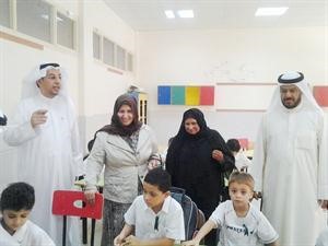 بدرية الخالدي ومريم الحسينان ومدير مدرسة المثنى سعد العنزي
