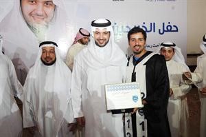 الشيخ مبارك العبدالله مكرما احد الخريجين
