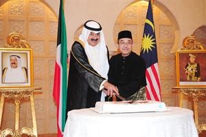 خالد الجارالله يشارك سفير ماليزيا في قطع كعكة الاحتفال	 اسامة ابوعطية﻿
