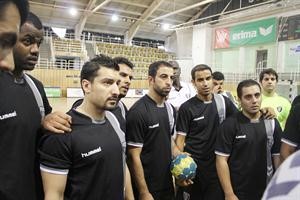 لاعبو القرين يستمعون للتوجيهات قبل المباراة
