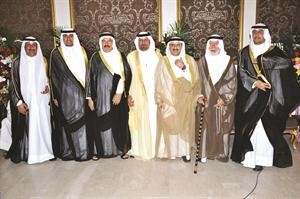 لقطة تذكارية وتهنئة بالمناسبة السعيدة﻿