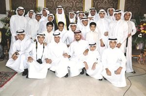 المعرس واصدقاؤه في لقطة تذكارية﻿