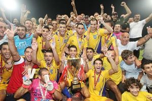 لاعبو الصفاء يعبرون عن فرحتهم مع كاس البطولة
