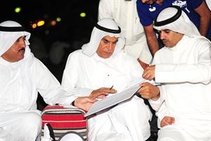 احمد السعدون يوقع على اعلان نبذ الكراهية وبجانبه خالد الطاحوس ومسلم البراك