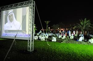 الحضور في ساحة الارادة يتابعون لقاء احمد السعدون
