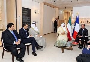 الرئيس هولاند خلال لقائه سمو الشيخ جابر المبارك بحضور الشيخ محمد العبدالله والسفير علي السعيد