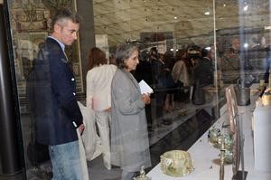 الشيخة حصة الصباح خلال جولتها في الجناح الاسلامي