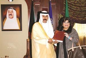 سمو ولي العهد الشيخ نواف الاحمد يتسلم كتابا من غنيمة الفهد
