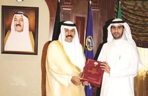 سمو ولي العهد يتسلم رسالة دكتوراه من دناصر مسلم العجمي
