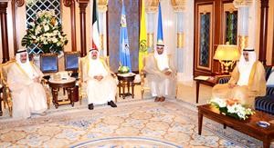 صاحب السمو الامير الشيخ صباح الاحمد خلال لقائه الشيخ احمد الحمود ودنايف الحجرف وبدر السعد
