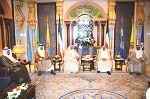 صاحب السمو الامير الشيخ صباح الاحمد مستقبلا الشيخ احمد الحمود ودنايف الحجرف وانس الصالح ودمحمد الهاشل