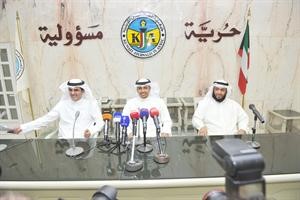 عبدالعزيز السمحان وبداح السهلي خلال الندوة 