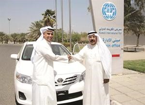 عبدالكاظم الشمري يتسلم السيارة نيابة عن زوجته من عبدالعزيز الانبعي﻿