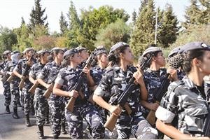 عرض عسكري لفتيات تخرجن في دورة الرقباء المتمرنين في بيروت امس محمود الطويل