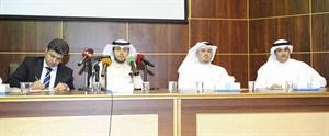 وسمي الوسمي ودهشام الصالح خلال مشاركتهما في الندوة﻿