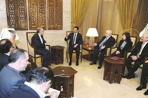 الرئيس بشار الاسد مستقبلا وزير الخارجية الايراني علي اكبر صالحي في دمشق امس افپ