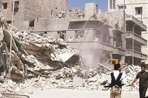 اثار الدمار الذي لحق بمبان وسط حلب اثر قصف القوات النظامية للمدينة امس	اپ﻿