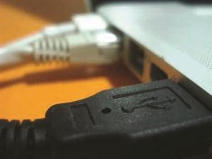 تسريبات عن هاتف «غلاكسي أس 4»..و«انتل» تطرح تقنية جديدة لشحن البطاريات 