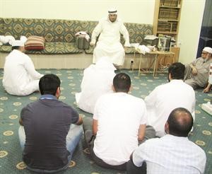 الشيخ سليمان مندني خلال لقائه بالتائبين
