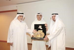 رئيس جمعية العلاج الطبيعي الكويتية مكرما بنك بوبيان
﻿