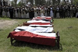 يمنيون يصلون على روح قتلى الغارة التي تعرضت لها مدينة دمار	 رويترز ﻿