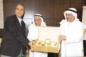العم يوسف الحجي يكرم المحاضر خالد خليفة

