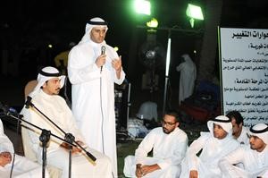 فيصل اليحيى متحدثا للحضور قاسم باشا
